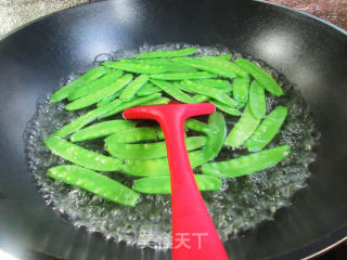 五花肉香干炒荷兰豆步骤3
