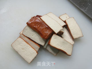 五花肉香干炒荷兰豆步骤2
