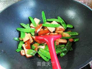 五花肉香干炒荷兰豆步骤8