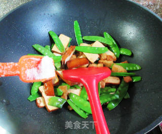 五花肉香干炒荷兰豆步骤9
