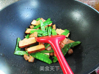 五花肉香干炒荷兰豆步骤11