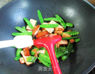 五花肉香干炒荷兰豆步骤10
