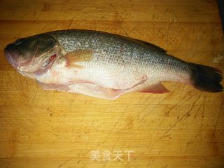 盐焗鲈鱼步骤1