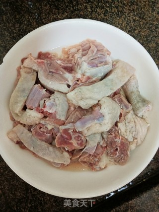 芹菜炒鹅肉步骤1