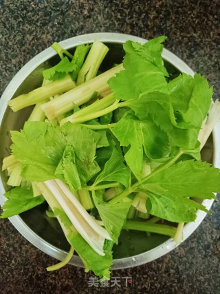 芹菜炒鹅肉步骤2