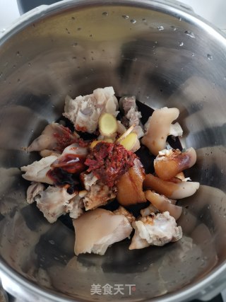 香辣黄豆炖猪蹄步骤3