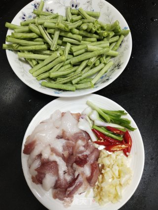 好吃又下饭的五花肉炒豆角步骤1