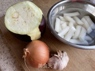 豆酱茄子年糕煲步骤1