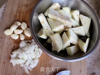 豆酱茄子年糕煲步骤2