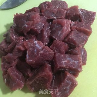 大蒜炒牛肉粒步骤1