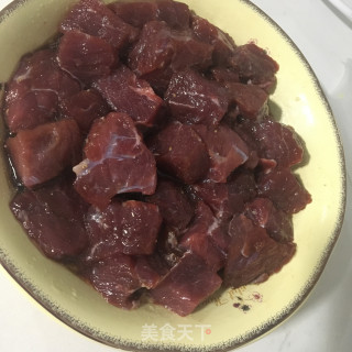 大蒜炒牛肉粒步骤2