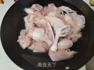 豆泡炖三黄鸡步骤1