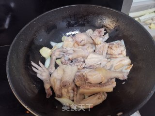 豆泡炖三黄鸡步骤5