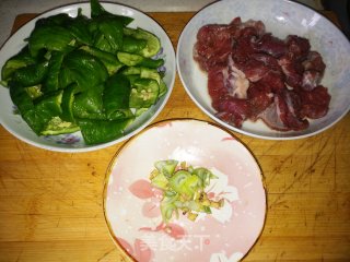 青椒炒牛腩步骤1