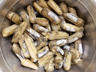 荷兰豆洋葱炒蛏子步骤2