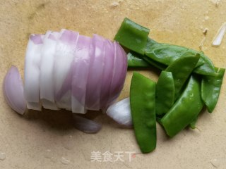 荷兰豆洋葱炒蛏子步骤1