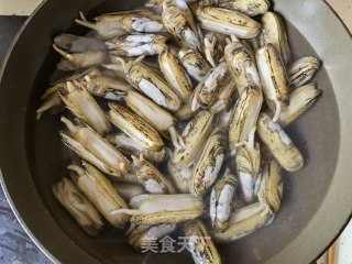 荷兰豆洋葱炒蛏子步骤4