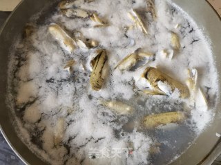 荷兰豆洋葱炒蛏子步骤5