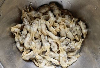 荷兰豆洋葱炒蛏子步骤7