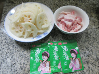 香菇酱五花肉炒莲藕步骤1