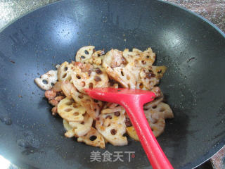 香菇酱五花肉炒莲藕步骤9