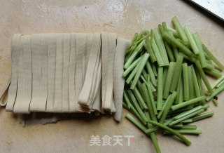 芹菜千张炒龙虾尾步骤1