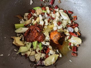 芹菜千张炒龙虾尾步骤7