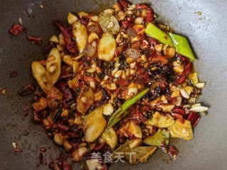 芹菜千张炒龙虾尾步骤8