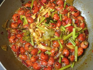 芹菜千张炒龙虾尾步骤16