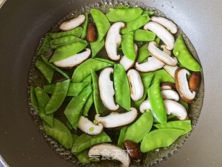 荷兰豆香菇炒竹笋步骤3