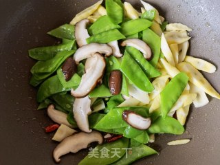 荷兰豆香菇炒竹笋步骤6