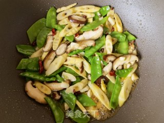 荷兰豆香菇炒竹笋步骤9