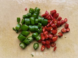 青红椒小葱炒鸡蛋步骤2