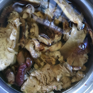麻辣鸡块炖松茸步骤1