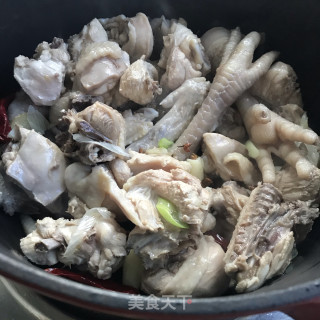 麻辣鸡块炖松茸步骤6