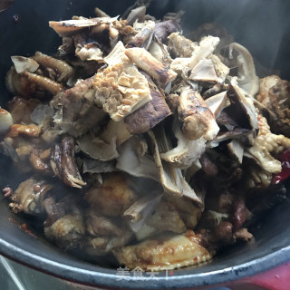 麻辣鸡块炖松茸步骤8