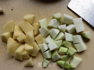 芥兰土豆炖柴鸡步骤1