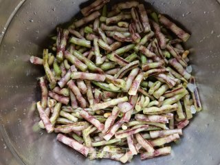 蒜泥拌豆角步骤2
