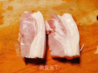 不加一滴水油的红烧肉步骤1