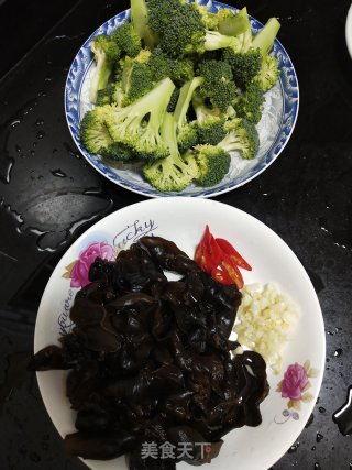 简单3步骤做出低卡低脂蒜蓉西蓝花炒木耳步骤1
