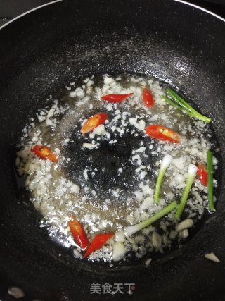简单3步骤做出低卡低脂蒜蓉西蓝花炒木耳步骤3