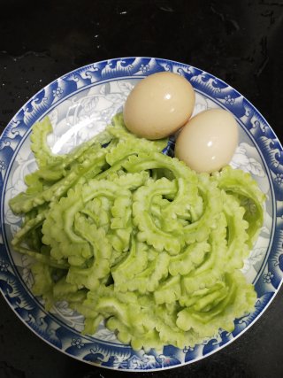 简单家常菜美味又下饭的苦瓜炒鸡蛋步骤1