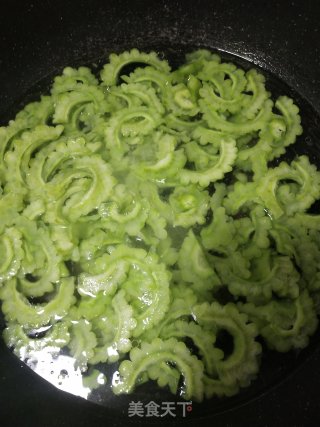 简单家常菜美味又下饭的苦瓜炒鸡蛋步骤2