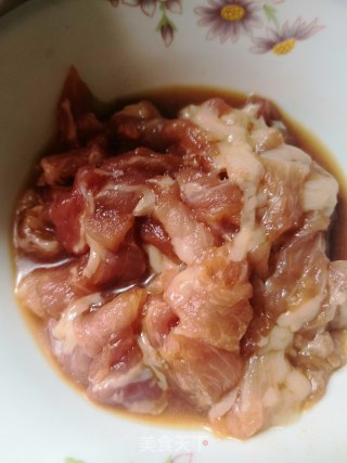 甜玉米炒肉片步骤2