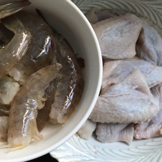 三汁鸡翅鲜虾焖锅步骤1