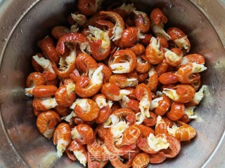 芹菜洋葱炒龙虾尾步骤2