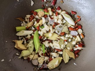 芹菜洋葱炒龙虾尾步骤5