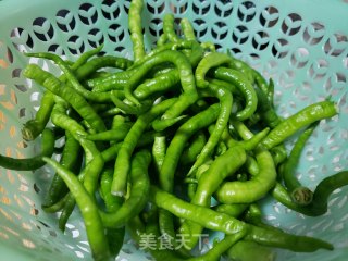 芝麻炒线椒笋子步骤2