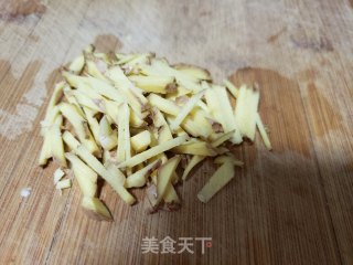 芝麻炒线椒笋子步骤4
