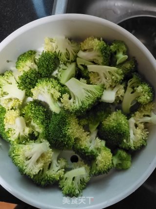 蒜末炒西兰花步骤1